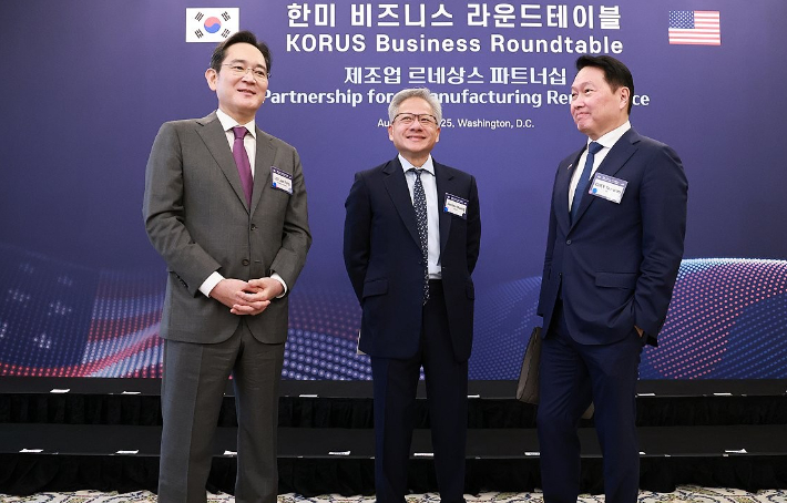 이재용 삼성전자 회장과 최태원 대한상공회의소 회장 겸 SK그룹 회장이 한미 비즈니스 라운드 테이블 리셉션에서 젠슨 황 엔비디아 최고경영자(CEO)와 대화하고 있다. 연합뉴스