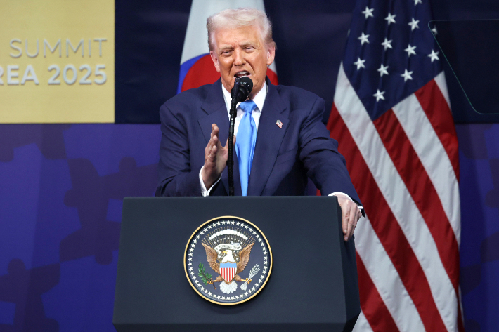 도널드 트럼프 미국 대통령이 29일 경북 경주 예술의전당에서 열린 '2025 아시아태평양경제협력체 최고경영자 서밋(APEC CEO SUMMIT)'에 참석해 연설하고 있다. 연합뉴스