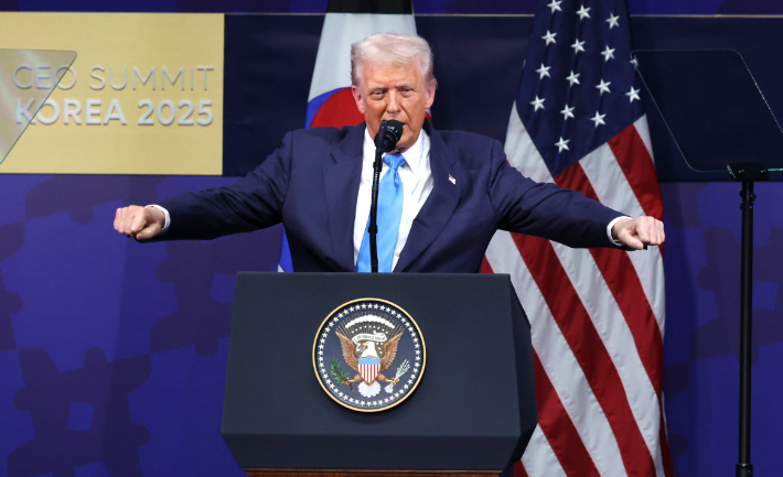 도널드 트럼프 미국 대통령이 29일 경북 경주 예술의전당에서 열린 '2025 아시아태평양경제협력체 최고경영자 서밋(APEC CEO SUMMIT)'에 참석해 연설하고 있다. 연합뉴스