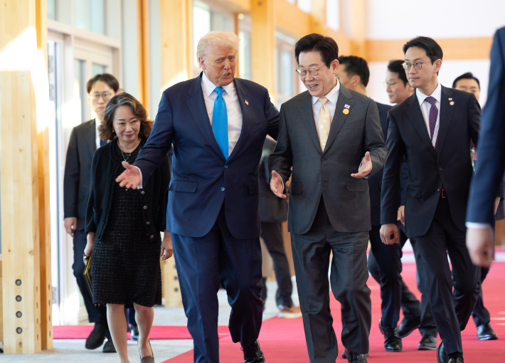 이재명 대통령과 도널드 트럼프 미국 대통령이 29일 경북 경주박물관에서 정상회담장으로 이동하며 대화하고 있다. 연합뉴스