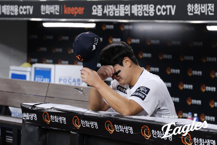 한화 마무리 김서현이 29일 LG와 KS 3차전에서 승리한 뒤 더그아웃에서 눈물을 흘리고 있다. 한화 이글스