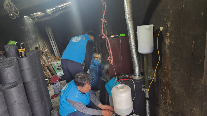 복지기동대 활동-나주 연탄보일러 수리. 전라남도 제공