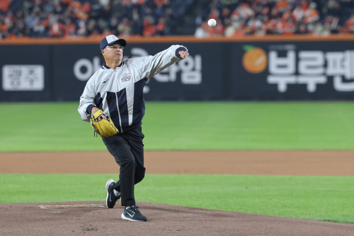 29일 대전 한화생명 볼파크에서 열린 2025 프로야구 KBO 리그 포스트 시즌 한국 시리즈 3차전 LG 트윈스와 한화 이글스의 경기. 1999년 한화의 한국 시리즈 우승을 이끈 구대성이 시구하고 있다. 연합뉴스