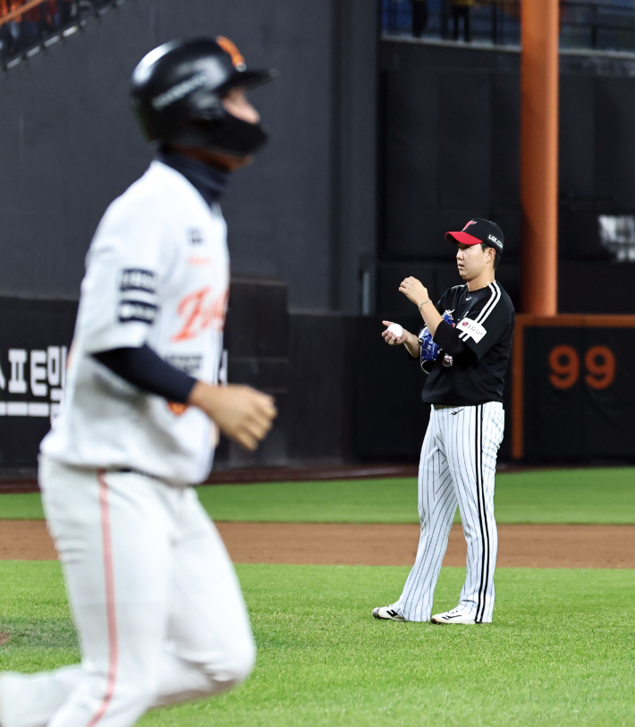 29일 대전 한화생명 볼파크에서 열린 2025 프로야구 KBO 리그 포스트 시즌 한국 시리즈 3차전 LG 트윈스와 한화 이글스의 경기. 8회말 2사 만루 LG 유영찬이 한화 황영묵에게 볼넷을 내주며 동점을 허용한 뒤 아쉬워하고 있다. 연합뉴스
