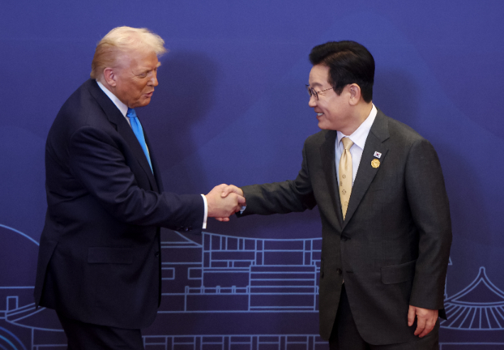 악수하는 이재명 대통령과 도널드 트럼프 미국 대통령. 연합뉴스