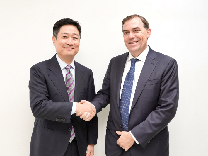 LG유플러스 홍범식 대표가 아마존웹서비스(Amazon Web Services, 이하 AWS)의 맷 가먼(Matt Garman) CEO와 지난 29일 경주에서 열린 '2025 APEC CEO 서밋' 현장에서 양사 협력 방안을 논의했다. '2025 APEC CEO 서밋' 현장에서 LG유플러스 홍범식 대표(왼쪽)와 AWS 맷 가먼 CEO가 기념촬영을 하는 모습. LG유플러스 제공