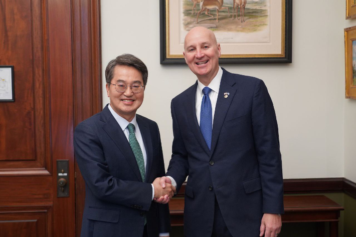 김동연 경기지사(왼쪽)와 미국 공화당 피트 리키츠(Pete Ricketts) 상원의원이 29일(현지시간) 미국 워싱턴 D.C에서 만나 한미무역협상 타결 소식에 대한 대화를 나눈 뒤 기념 사진을 찍는 모습. 김동연 페이스북 캡처