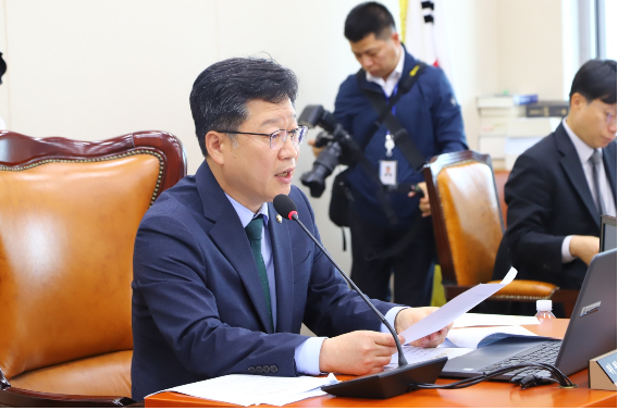 국회 기후에너지환경노동위원회 안호영 위원장이 국정감사에서 질의하고 있다. 안호영 의원실 제공