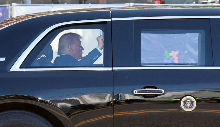 도널드 트럼프 미국 대통령이 29일 경북 경주시 예술의 전당에서 열린 2025 경주 아시아태평양경제협력체(APEC) CEO 서밋에 참석한 뒤 전용 리무진 '더 비스트'를 타고 밖으로 나서고 있다. 연합뉴스