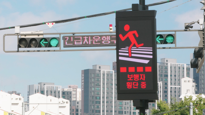 천안역사거리와 터미널사거리에서 실증 운용 중인 '예지형 보행자 안전 인공지능 서비스'. 천안시 제공
