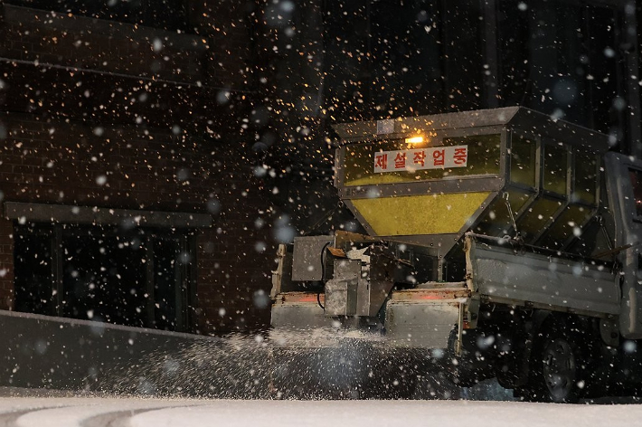 제설 차량이 염화칼슘을 뿌리고 있는 장면. 연합뉴스