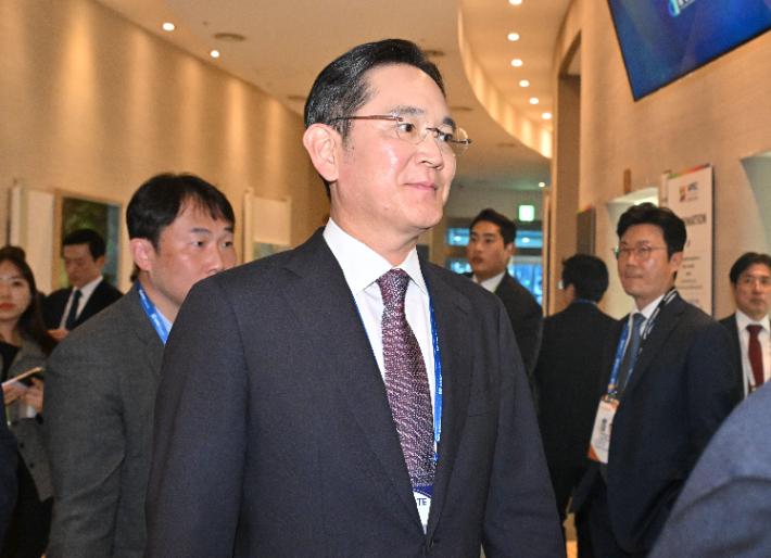 이재용 삼성전자 회장이 29일 경북 경주예술의전당에서 열린 아시아태평양경제협력체(APEC) 정상회의 최고경영자(CEO) 서밋(Summit) 한미 비즈니스 라운드 테이블 행사에 참석하고 있다. 연합뉴스