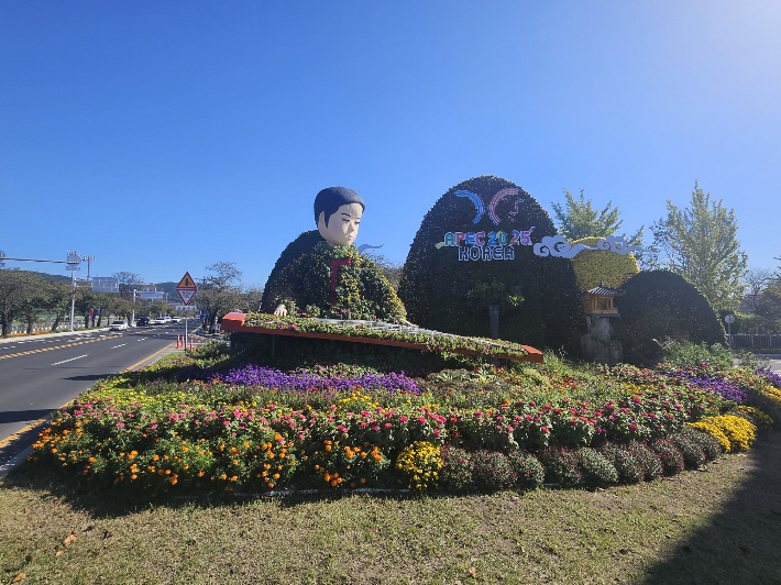 APEC 정상회의를 맞아 정비를 마친 경주 구황교 네거리 꽃 조형물. 경주시 제공