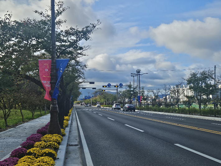 APEC 정상회의를 앞두고 정비를 마친 경주 경감로 전경. 경주시 제공