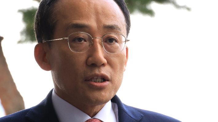 국민의힘 추경호 전 원내대표가 30일 서울 서초구 서울고검에 마련된 조은석 내란특별검사팀 사무실에 피의자 신분으로 출석하며 기자의 질문에 답하고 있다. 연합뉴스