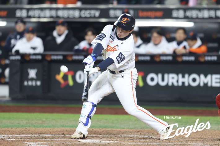 한화 문현빈이 29일 KS 3차전에서 LG 유영찬의 포크볼을 간신히 맞춰내고 있다. 한화 이글스 