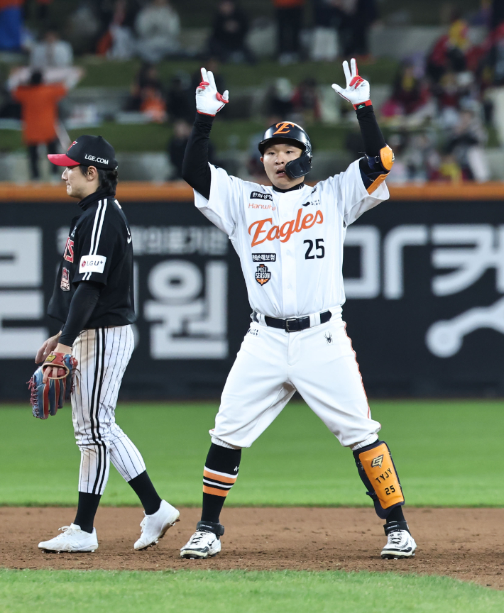 29일 대전한화생명볼파크에서 열린 2025 프로야구 KBO리그 포스트시즌 한국시리즈 3차전 LG 트윈스와 한화 이글스의 경기. 8회말 한화 김태연이 좌중간 2루타를 친 뒤 세리머니를 하고 있다. 연합뉴스