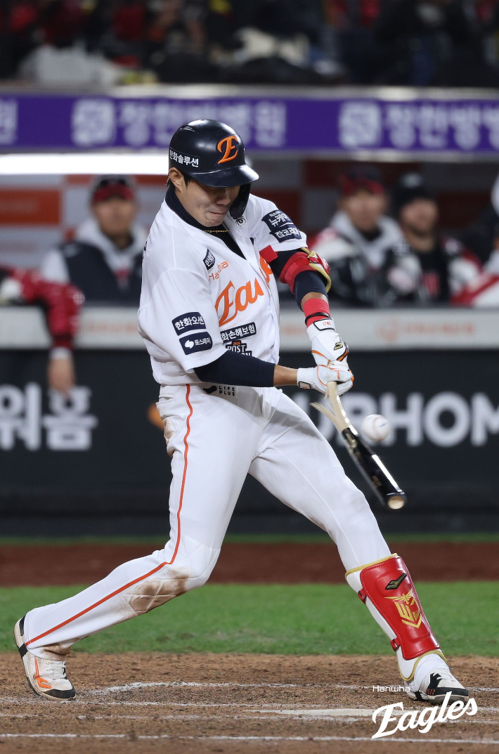심우준이 유영찬의 몸쪽 직구를 받아치는 순간 방망이가 부러지는 모습. 한화 이글스 