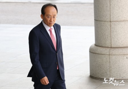 국회의 계엄 해제 표결을 방해한 의혹을 받는 국민의힘 전 원내대표 추경호 의원이 30일 오전 서울 서초구 서울고검에 마련된 조은석 내란특별검사팀 사무실에 피의자 신분으로 출석하고 있다.
