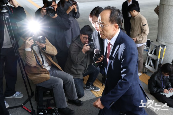 국회의 계엄 해제 표결을 방해한 의혹을 받는 국민의힘 전 원내대표 추경호 의원이 30일 오전 서울 서초구 서울고검에 마련된 조은석 내란특별검사팀 사무실에 피의자 신분으로 출석하고 있다.
