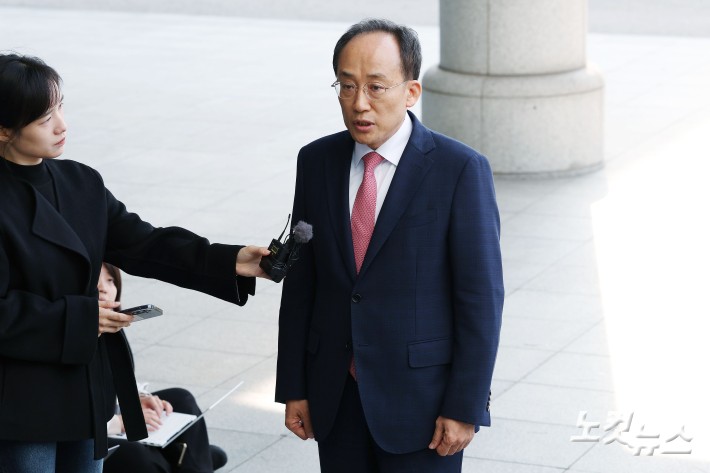 국회의 계엄 해제 표결을 방해한 의혹을 받는 국민의힘 전 원내대표 추경호 의원이 30일 오전 서울 서초구 서울고검에 마련된 조은석 내란특별검사팀 사무실에 피의자 신분으로 출석하고 있다.