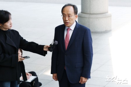 국회의 계엄 해제 표결을 방해한 의혹을 받는 국민의힘 전 원내대표 추경호 의원이 30일 오전 서울 서초구 서울고검에 마련된 조은석 내란특별검사팀 사무실에 피의자 신분으로 출석하고 있다.