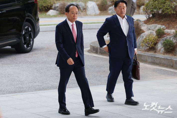 국회의 계엄 해제 표결을 방해한 의혹을 받는 국민의힘 전 원내대표 추경호 의원이 30일 오전 서울 서초구 서울고검에 마련된 조은석 내란특별검사팀 사무실에 피의자 신분으로 출석하고 있다.