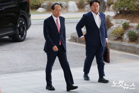 국회의 계엄 해제 표결을 방해한 의혹을 받는 국민의힘 전 원내대표 추경호 의원이 30일 오전 서울 서초구 서울고검에 마련된 조은석 내란특별검사팀 사무실에 피의자 신분으로 출석하고 있다.