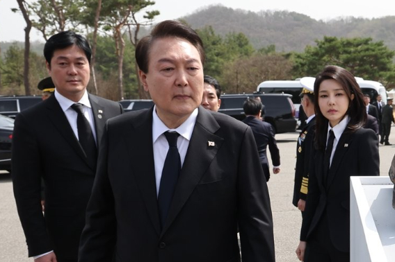 (왼쪽부터)김승희 전 비서관, 윤석열 전 대통령, 김건희 씨. 연합뉴스