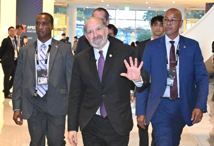 하워드 러트닉 미국 상무부 장관이 29일 경북 경주예술의전당에서 열린 아시아태평양경제협력체(APEC) 정상회의 최고경영자(CEO) 서밋(Summit) 한미 비즈니스 라운드 테이블 행사에 참석하고 있다. 연합뉴스