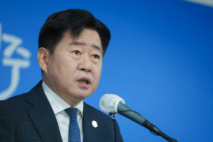 오영훈 제주지사가 30일 도청 기자실에서 기자간담회를 하고 있다. 제주도 제공