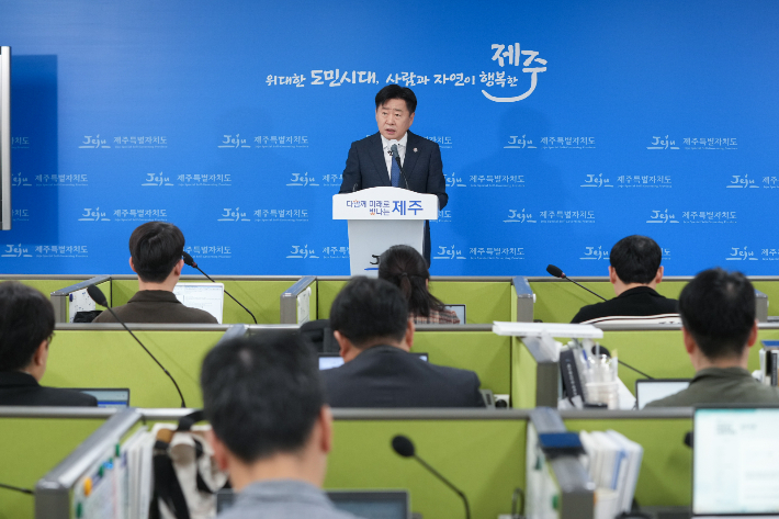 오영훈 제주지사가 30일 도청 기자실에서 기자간담회를 하고 있다. 제주도 제공