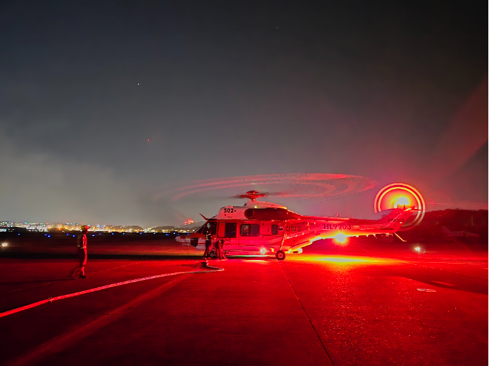 지난 4월 대구 함지산 야간 산불 진화에 투입된 수리온 헬기. 산림청 제공
