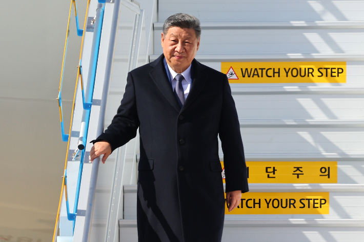 경주 APEC 정상회의 참석을 위해 국빈 방한한 시진핑 중국 국가주석이 30일 부산 김해국제공항에 도착해 전용기에서 내려오고 있다. 연합뉴스
