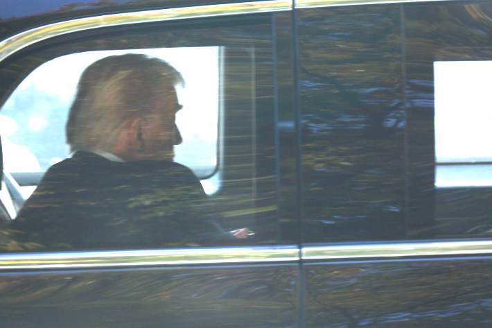 도널드 트럼프 미국 대통령이 30일 경주 힐튼호텔에서 전용 리무진 '더비스트'를 타고 인근 헬기장으로 이동하고 있다. 연합뉴스