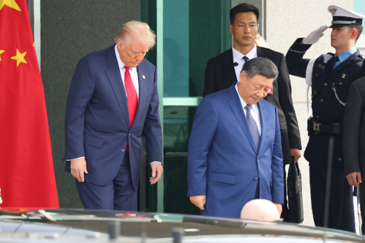 도널드 트럼프 미국 대통령과 시진핑 중국 국가주석이 30일 부산 공군 제5공중기동비행단 내 나래마루에서 미중 정상회담을 마친 뒤 회담장을 나서고 있다. 연합뉴스