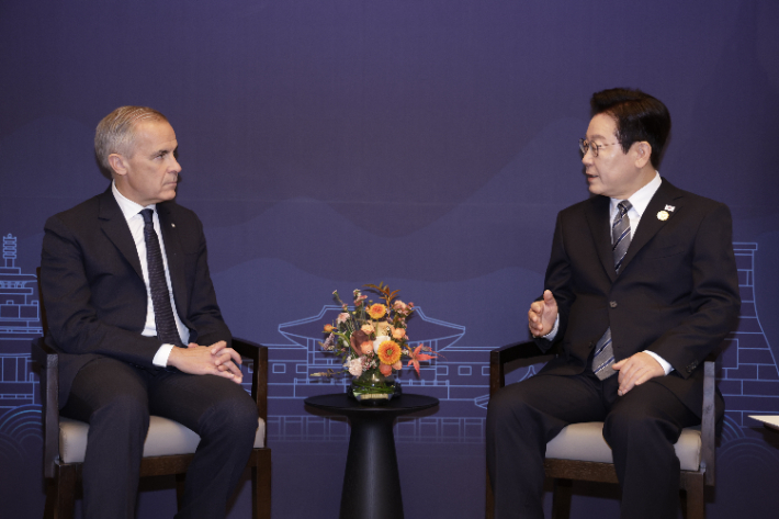 이재명 대통령과 마크 카니 캐나다 총리가 30일 경북 경주의 한 호텔에서 정상회담을 하고 있다. 연합뉴스