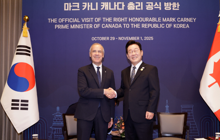 이재명 대통령과 마크 카니 캐나다 총리가 30일 경북 경주의 한 호텔에서 정상회담에 앞서 악수하고 있다. 연합뉴스