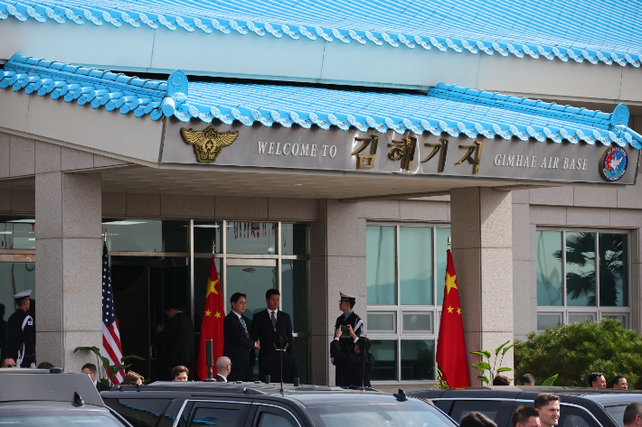 30일 도널드 트럼프 미국 대통령과 시진핑 중국 국가주석의 정상회담이 열린 부산 공군 제5공중기동비행단 내 나래마루 앞에 양측 수행원들이 분주히 오가고 있다. 연합뉴스