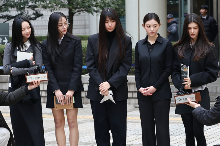 올해 3월 7일, 어도어가 뉴진스 멤버들을 상대로 제기한 '기획사 지위보전 및 광고계약 체결 등 금지 가처분' 심문기일을 마치고 취재진 앞에 선 뉴진스. 연합뉴스