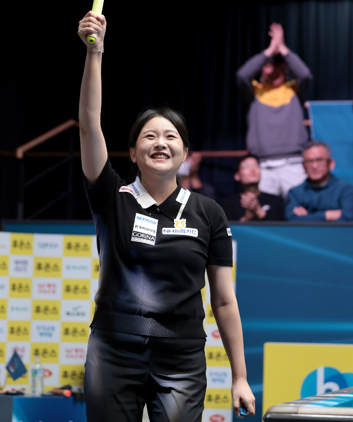 김민아가 27일 시즌 6차 투어 결승전에서 우승을 확정하는 득점에 성공한 뒤 큐를 들어올리며 환호하고 있다. PBA 