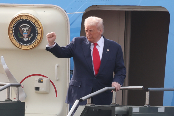 도널드 트럼프 미국 대통령이 30일 부산 김해국제공항에서 시진핑 중국 국가주석과 미중 정상회담을 마친 뒤 전용기 에어포스원에 올라 인사하고 있다. 연합뉴스