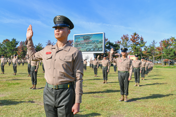 해병대 교육훈련단에서 열린 해병 1322기 수료식에서 신병들이 수료선서를 하고 있다. 해병대 제공