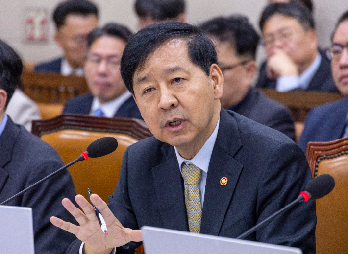구윤철 부총리 겸 기획재정부 장관이 30일 국회 기획재정위원회에서 열린 2025년도 종합 국정감사에 출석해 질의에 답하고 있다. 연합뉴스