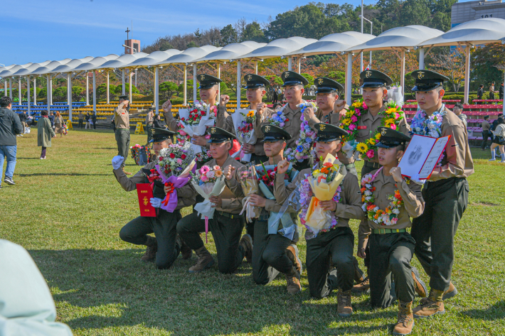 해병대 교육훈련단에서 열린 해병 1322기 수료식에서 신병들이 함께 기념 촬영을 하며 수료의 기쁨을 나누고 있다. 해병대 제공