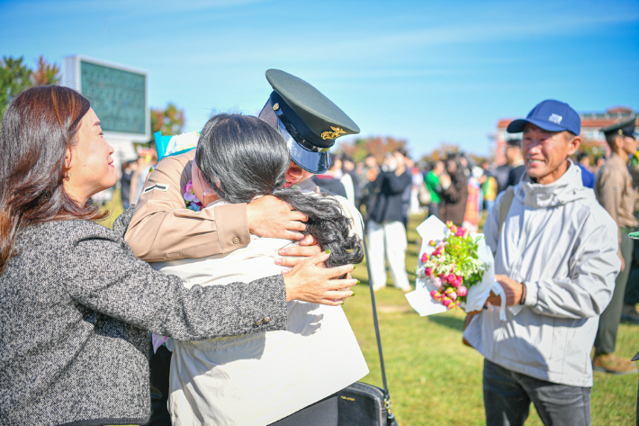 해병대 교육훈련단에서 열린 해병 1322기 수료식에서 신병들이 가족들과 수료의 기쁨을 나누고 있다. 포항시 제공