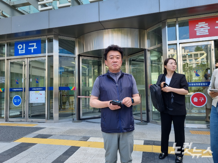 고 윤동일씨의 친형 윤동기씨가 수원지법에서 열린 재심 첫 재판 뒤 입장을 밝히고 있다. 정성욱 기자