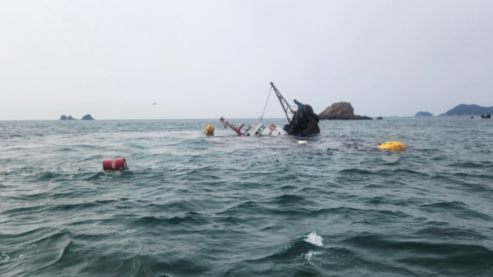 침몰된 사고선박 모습. 태안해경 제공