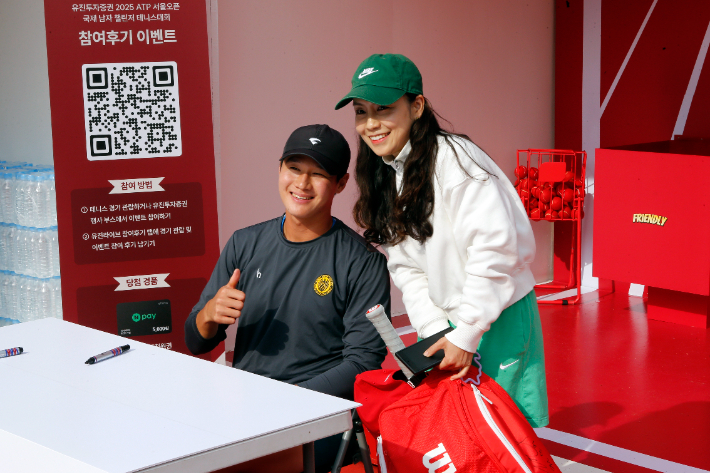 '2025 유진투자증권 서울오픈 국제남자 챌린저 테니스대회' 팬 사인회에 나선 권순우. 대회 조직위원회 