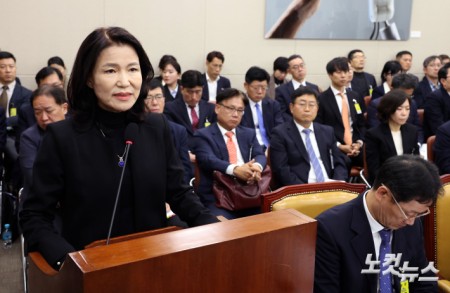 국감장에 선 이진숙 전 방통위원장